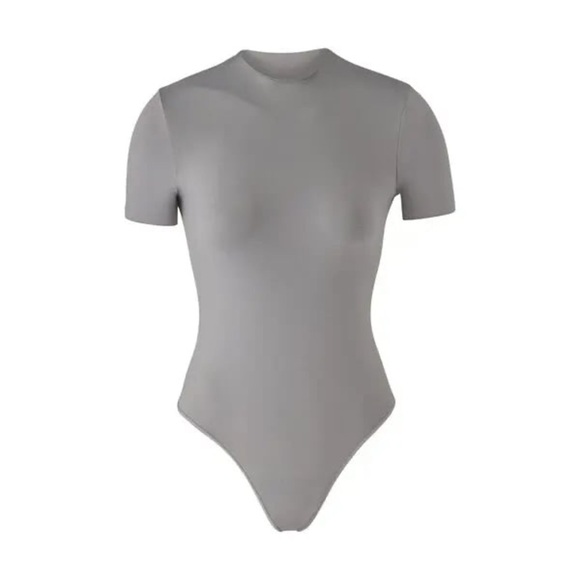 SKIMS Essential Everybody T-Shirt Bodysuit Smoke Gray - Picture 3 of 6